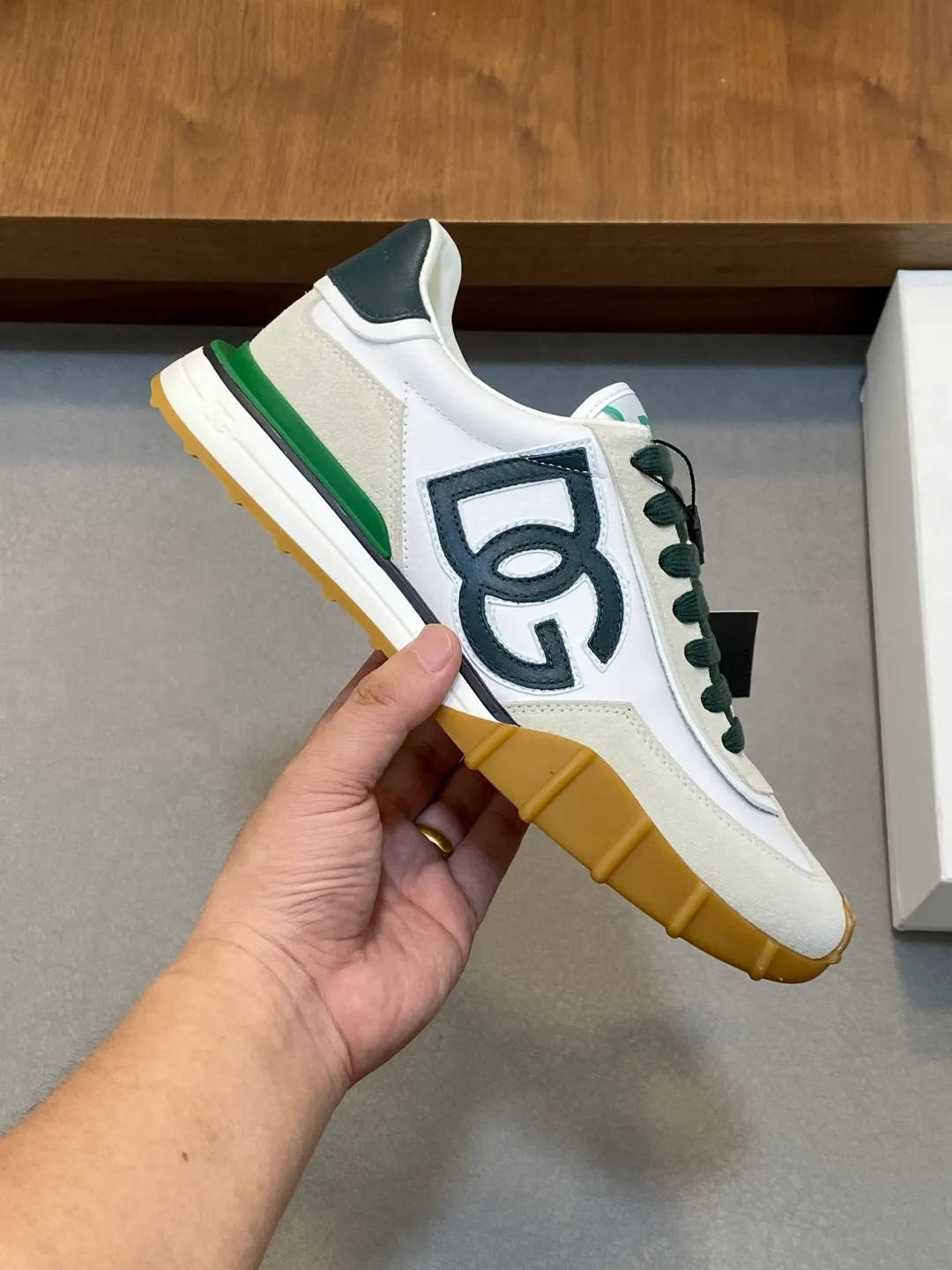 💰800 Dolce&Gabbana/Dolce & Gabbana men’s new casual sports shoes This sneaker is made of multiple materials. The nylon fabric upper is integrated with glossy leather, suede leather and rubber elements, and is decorated with reflective details. It has a silk-screen logo and a dual design of thick round and flat laces. It has a square toe, rubber foam midsole and gear pattern rubber composite sole decorated with the iconic "DG" logo. The shoe body is decorated with three-dimensional labels with the brand logo in many places. The style is fashionable and elegant, and the unique design is presented in a dazzling and modern new language. The fabric towel lining is paired with logo cowhide feet for a stylish and stylish look! Comes with a full set of packaging! Size: 39-40-41-42-43-44 leather shoe size (38/45 can be customized but does not support returns)